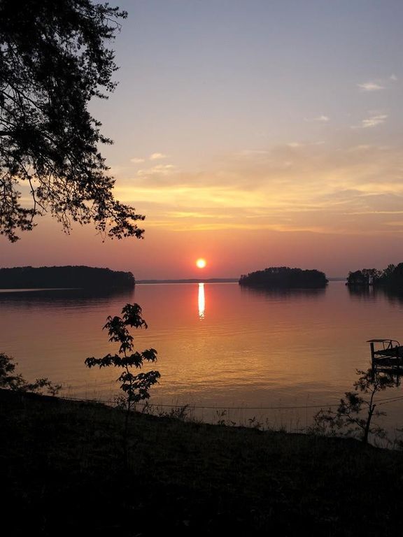 Lake Hartwell - Western border between Georgia and South Carolina